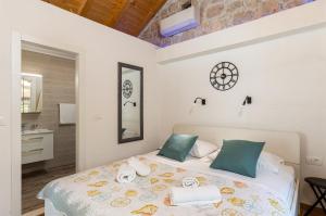 ProžuraPERLA - small comfy house with the terrace的一间卧室配有带毛巾的床