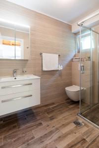 ProžuraPERLA - small comfy house with the terrace的一间带水槽和卫生间的浴室