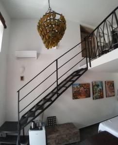 法鲁Casa Da Cabeça的客厅的螺旋楼梯,配有吊灯