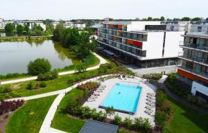 Appart-Hôtel Mer & Golf City Bordeaux - Bruges内部或周边泳池景观