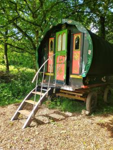 甘尼斯莱克Genuine Gypsy Hut and Glamping Experience - In the Heart of Cornwall的相册照片