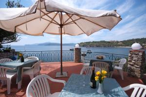 卡波利韦里迪诺酒店的一个带桌椅和遮阳伞的庭院