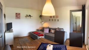塞博登Maxi'Seeblick Apartments的客厅配有沙发和桌子