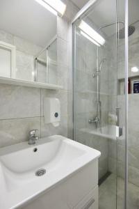 巴比诺波尔杰Dora&Paulo sweet countryside cottage的白色的浴室设有水槽和淋浴。