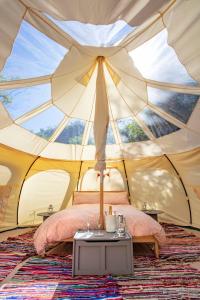 切斯特Lloyds Meadow Glamping的帐篷配有一张床和一张桌子