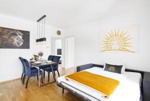 菲拉赫CT-GOLD Apartments - Villach Malina - nahe Atrio und Therme的一间卧室配有一张床和一张桌子及椅子
