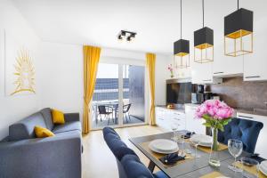 菲拉赫CT-GOLD Apartments - Villach Malina - nahe Atrio und Therme的客厅配有沙发和桌子