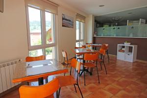 科伦加Villa de Colunga的用餐室设有桌椅和窗户。
