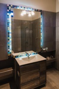 查克拉斯德科里亚天堂广场佩蒂酒店的一间带水槽和大镜子的浴室