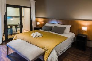 查克拉斯德科里亚天堂广场佩蒂酒店的一间酒店客房,配有一张带毛巾的床