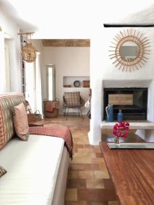 卡拉索纳Casa Muro Luxury Villa的带沙发和壁炉的客厅