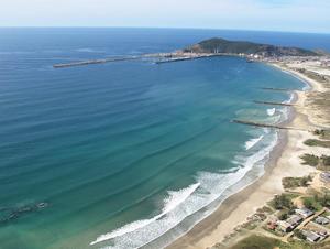 因比图巴Chale vista do Porto Imbituba com piscina的享有海滩和海洋的空中景致