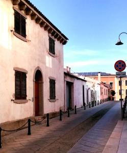 圣特雷莎加卢拉Trilocale Centro Storico - Santa Teresa Gallura的城市中一条空荡荡的街道,有建筑