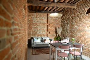 皮耶韦城La casa dei Mimmi的砖砌的房间配有沙发和桌椅