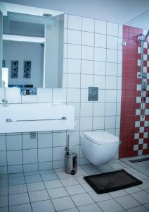温特和克Serviced apartments in Eros的一间带卫生间和水槽的浴室