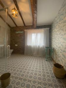 阿尔苏阿Casa Meiga的带淋浴和浴缸的浴室以及窗户。