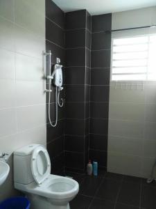怡保Fong's Ipoh SImpang Pulai Homestay的带淋浴、卫生间和盥洗盆的浴室