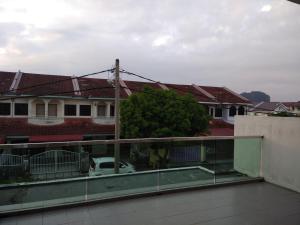 怡保Fong's Ipoh SImpang Pulai Homestay的从房子的阳台上可欣赏到建筑的景色