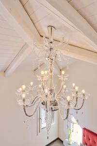 穆拉诺Simone Cenedese Murano Apartments - Cristallo的吊灯挂在天花板上