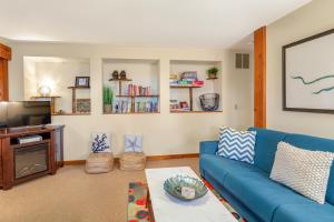 库珀维尔Octopus Den的客厅配有蓝色的沙发和电视
