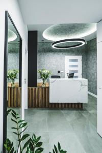 日利纳beauty bar concept的一个带前台和植物的办公大厅