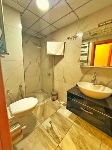 乌宗Kuzey Suite Otel的一间带水槽和卫生间的浴室