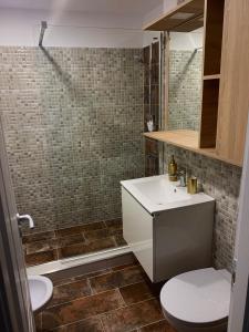 彼得罗沙尼Apartament Infinity Petroșani的浴室配有白色水槽和卫生间。