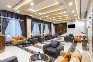 麦地那Diwan Rose Hotel的大堂配有沙发、椅子和电视。
