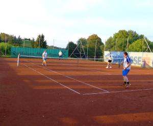 Paldau温灵歌盖斯富酒店的一群人在网球场打网球