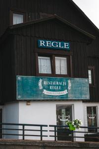 齐莱涅克Ośrodek Wypoczynkowy Regle的带有餐厅标志的建筑