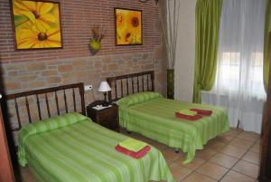 GalbarraCasa Rural Landa的客房 - 带两张带绿床单的床