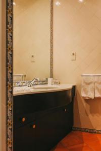萨布罗萨卡萨达斯皮帕斯/昆塔多波达的一间带水槽和镜子的浴室