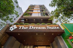 岘港The Dream Suite的一座带有阅读梦幻套房标志的建筑