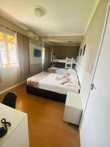 佩尼亚罗利马尔酒店的一间卧室配有两张床、一张桌子和一张桌子