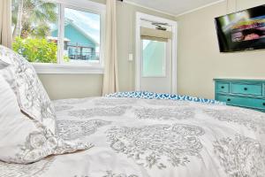 克利尔沃特Bungalow Beach Place 3的卧室配有白色的床和窗户。