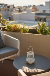 海若克利欧7Rizes Luxury Living的坐在阳台上桌子上的篮子
