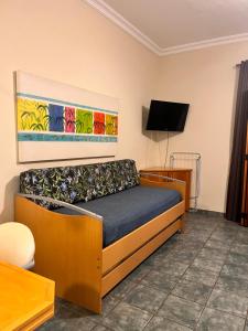 伊利亚贝拉Ilha Flat Apto 3207的一间卧室配有一张床和一台平面电视