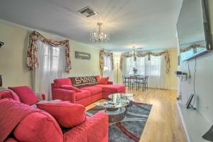 新奥尔良New Orleans Getaway - 5 Mi to French Quarter!的客厅配有红色的沙发和桌子