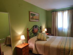 托尔拉Apartamento Casa Go的绿色卧室设有床和窗户