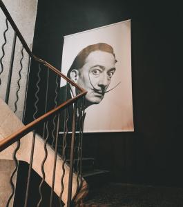 尼姆劳亚尔酒店的墙上一幅带胡子的人的画