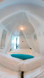 布兰卡滩Gafitas的客房内的白色床和天蓬