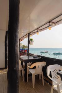 布兰卡滩Gafitas的一张桌子和椅子,享有海景