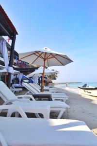 布兰卡滩Gafitas的海滩上的一组椅子和一把遮阳伞