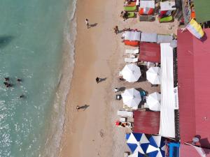 布兰卡滩Gafitas的海滩上方的遮阳伞