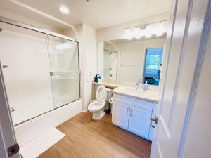 尔湾Irvine/2Bedrooms/2Bathrooms/kitchen/Pool/apartment的带淋浴、卫生间和盥洗盆的浴室