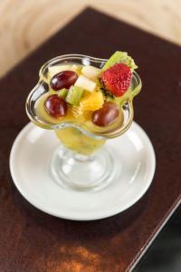 蒙得维的亚蒙得维的亚智选假日酒店的盘子上装满水果的玻璃碗