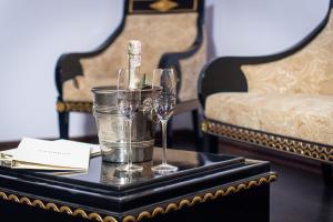 敖德萨海军上将酒店的一张桌子,配有两杯和一瓶香槟
