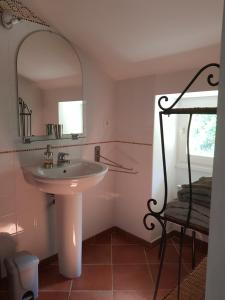 Sorbo-OcagnanoDomaine de Valle的一间带水槽和镜子的浴室