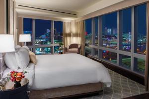 波士顿波士顿洲际酒店的卧室设有白色的床和大窗户