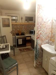 伦布尔克Apartman Ivana的厨房配有水槽和台面